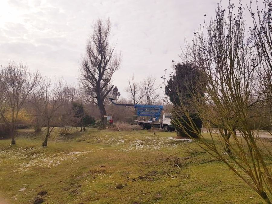 VIKEND NA "ZIDINAMA" : Radna akcija djelatnika Komunalac Čepin i volontera